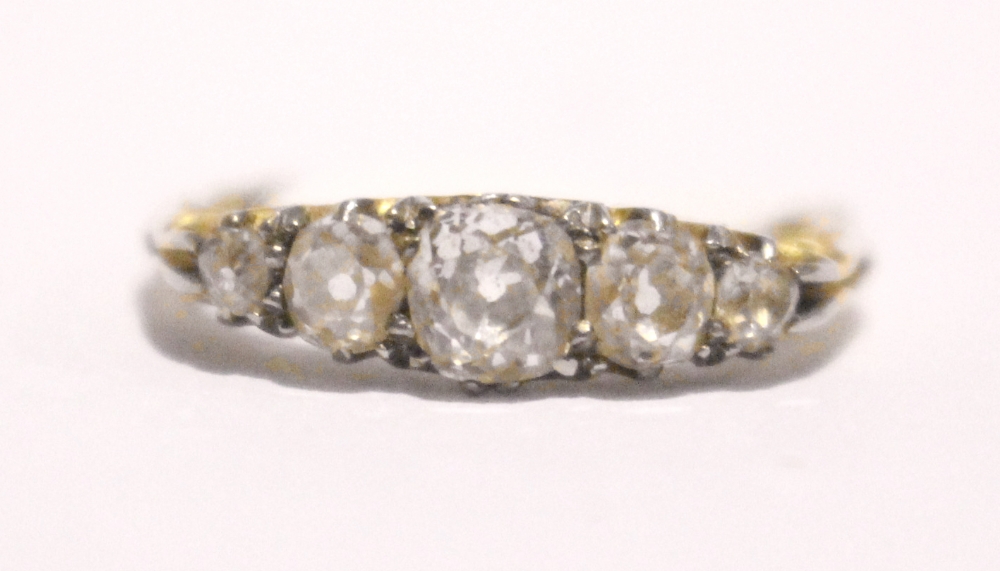 AN 18CT 'OLD CUT' VINTAGE 5 STONE DIAMOND RING, 1.10cts