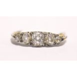 AN 18CT 'OLD CUT' VINTAGE 5 STONE DIAMOND RING, 1.10cts