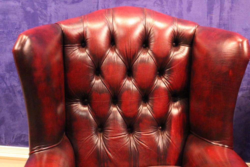 A PAIR OF VERY FINE BUTTON BACKED 'CHESTERFIELD' ARM CHAIRS, 40" x 22" approx - Image 4 of 4