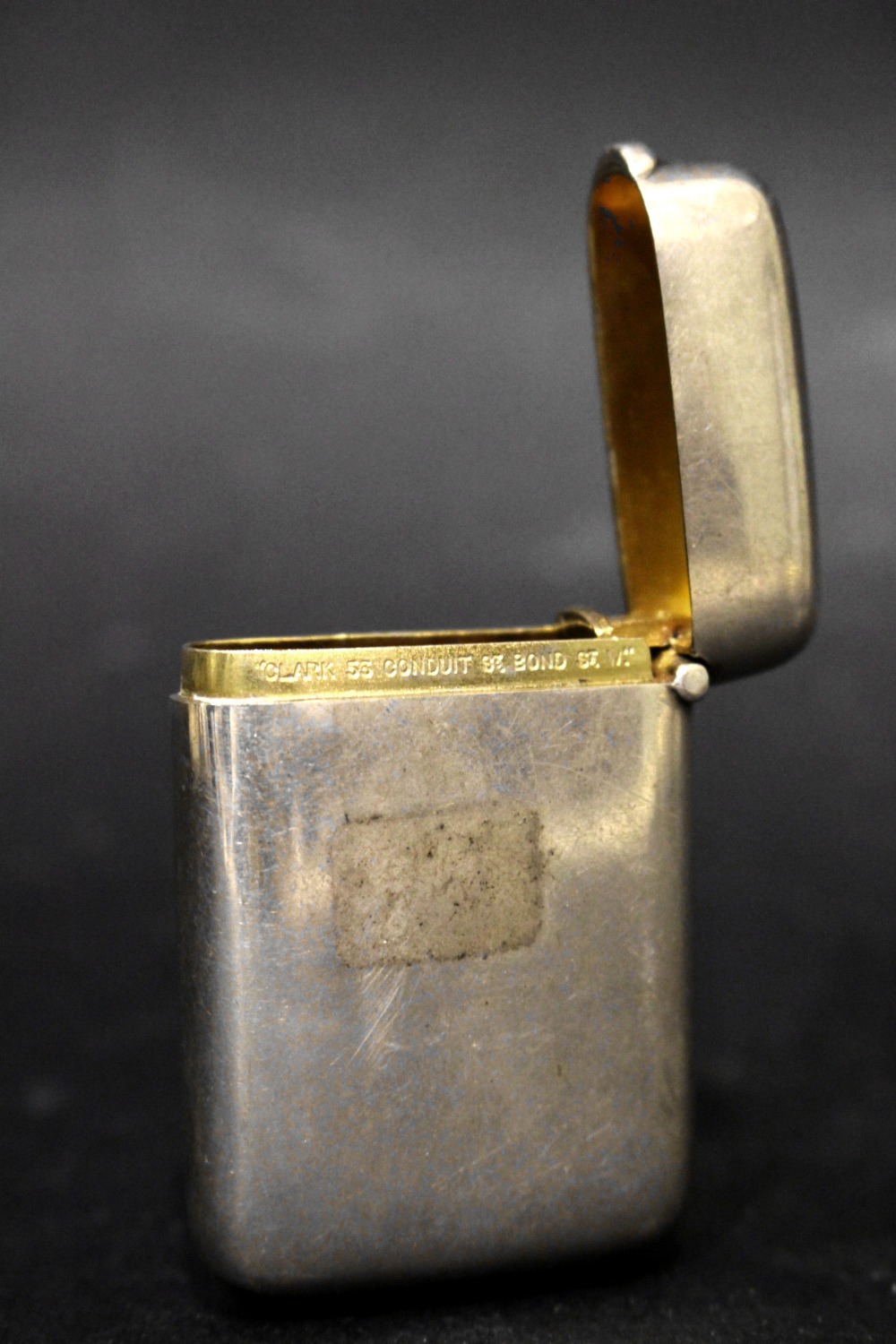AN EARLY 20TH CENTURY SILVER VESTA CASE, small, with gilt interior, maker's mark A.C, and further