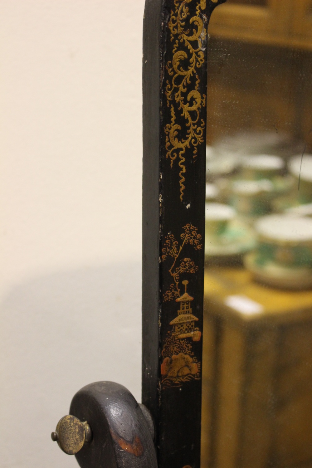 A LARGE TABLETOP SWING MIRROR / DRESSING MIRROR, in the Chinoiserie style, with gilt imagery of - Image 3 of 4