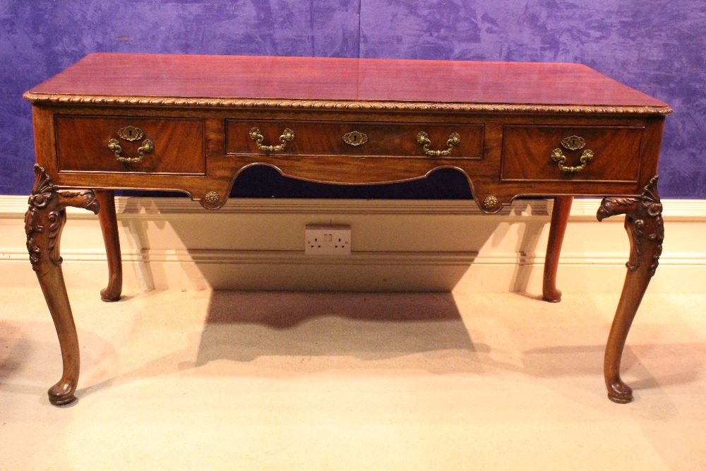 A VERY FINE 3 DRAWER MAHOGANY DESK, with gadrooned rim, over 3 drawers, raised on cabriole leg