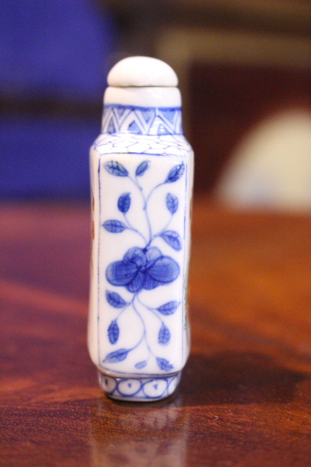 A CHINESE PORCELAIN SNUFF BOTTLE, with images of flowering tree and birds, having four character - Image 2 of 6