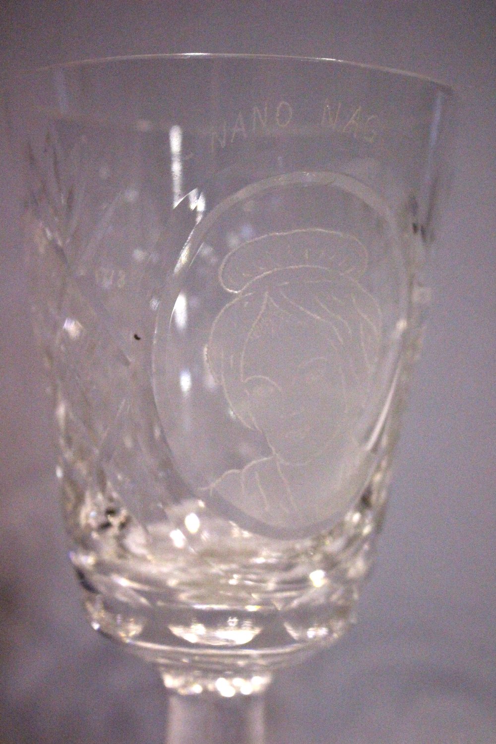 A SET OF 4 COMMEMORATIVE WINE GLASSES, depicting the faces of famous Irish people, includes, (i) - Image 4 of 8