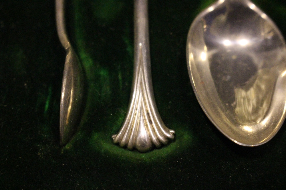 A SET OF 4 SILVER TEA SPOONS WITH A SUGAR TONGS, in original case, with an unmatched pair of other - Image 3 of 4