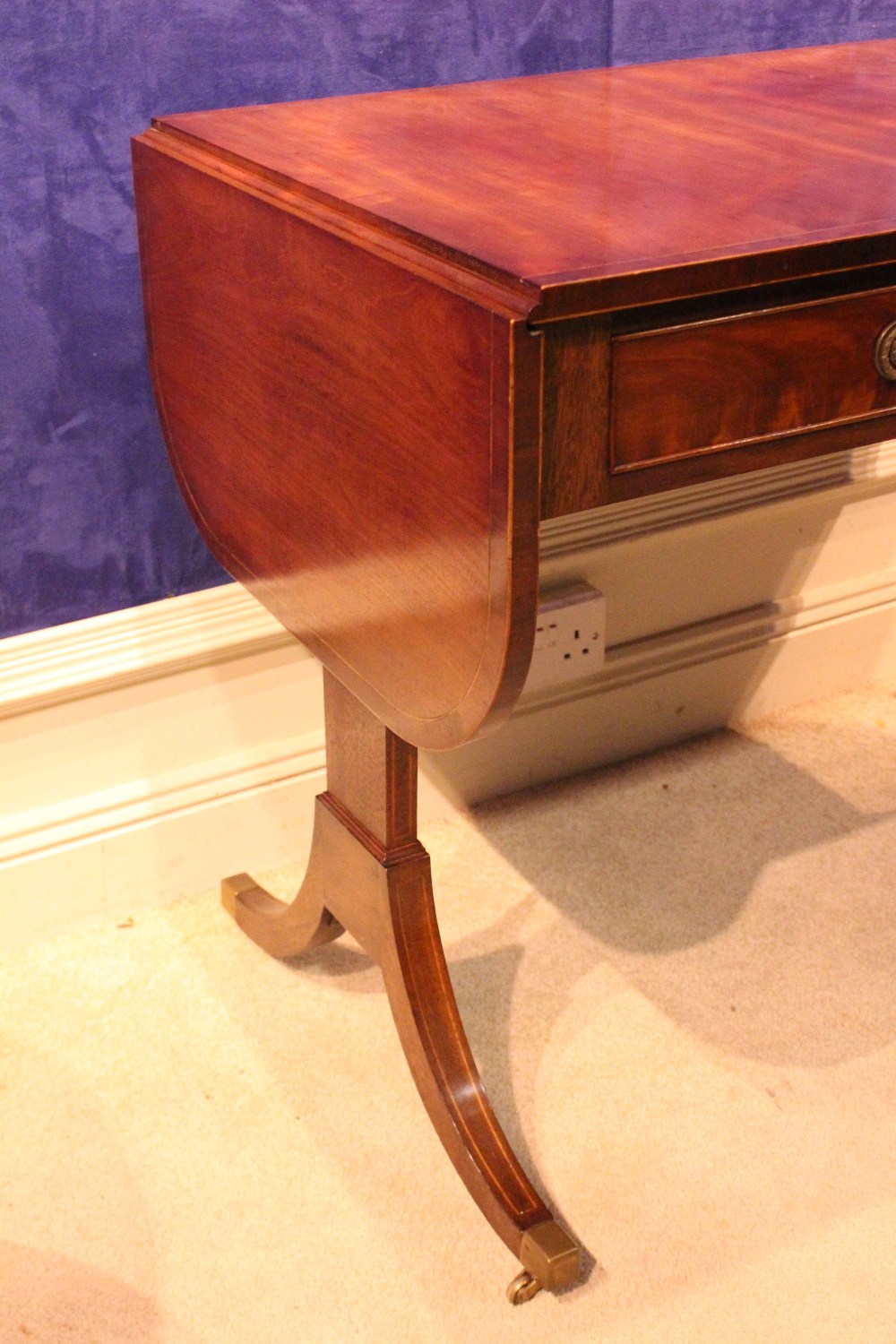 A MAHOGANY REGENCY STYLE SOFA TABLE, with drop leaves, 2 frieze drawers and 2 faux drawers, raised - Image 3 of 3