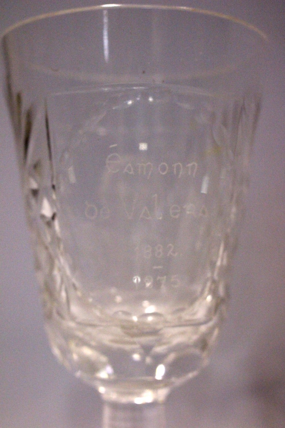 A SET OF 4 COMMEMORATIVE WINE GLASSES, depicting the faces of famous Irish people, includes, (i) - Image 6 of 8