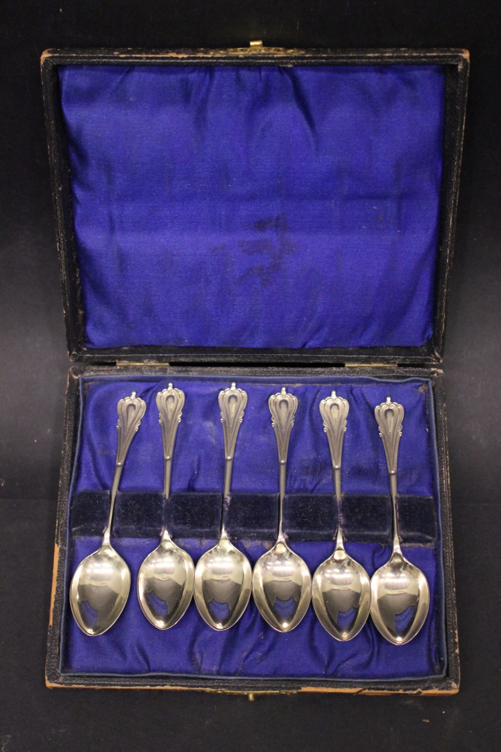 A CASED SET OF EARLY 20TH CENTURY SILVER PLATED TEA SPOONS