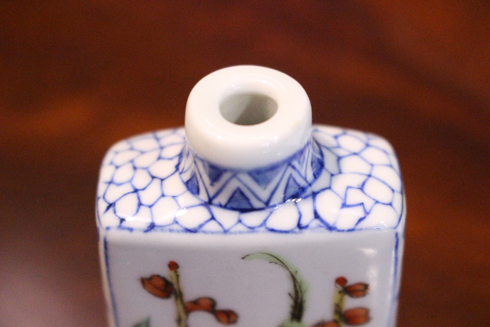 A CHINESE PORCELAIN SNUFF BOTTLE, with images of flowering tree and birds, having four character - Image 6 of 6