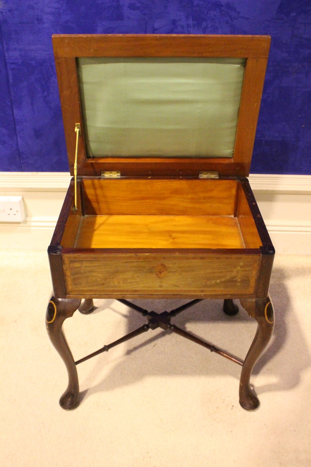 AN EDWARDIAN MAHOGANY & MARQUETRY INLAID LIFT TOP PIANO STOOL, raised on cabriole leg, united by - Image 3 of 3