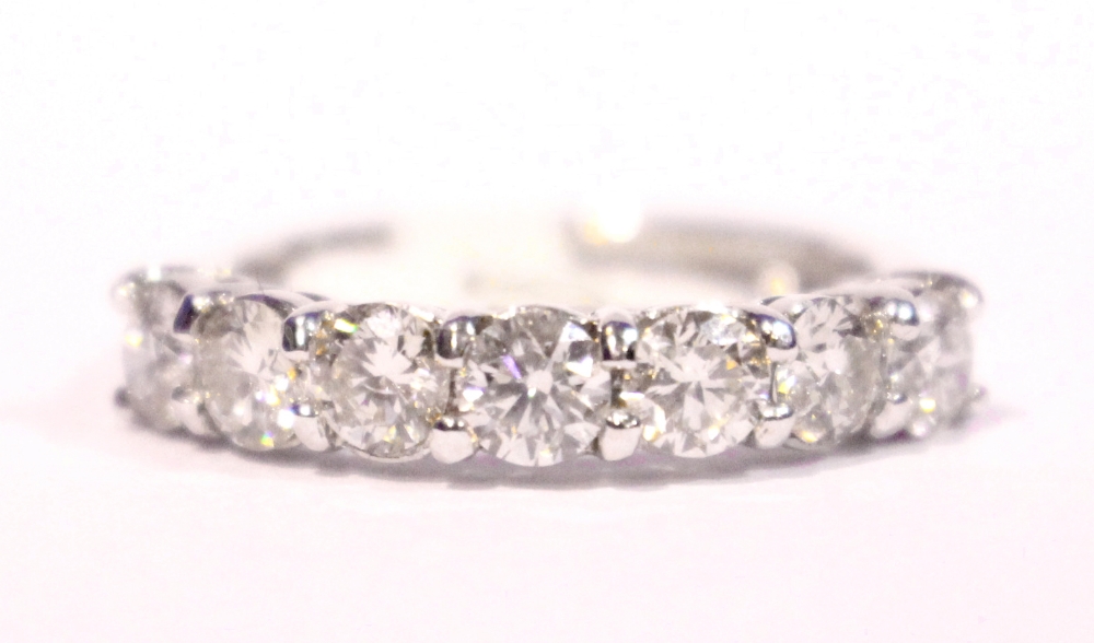 AN 18CT WHITE GOLD 7 STONE DIAMOND RING, 1.42ct diamonds