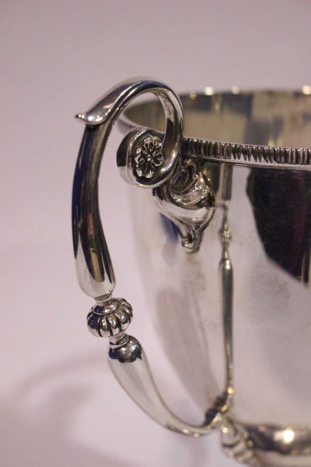 AN EARLY 20TH CENTURY IRISH SILVER TROPHY CUP, with gadrooned rim, two handles with floral detail to - Image 2 of 4