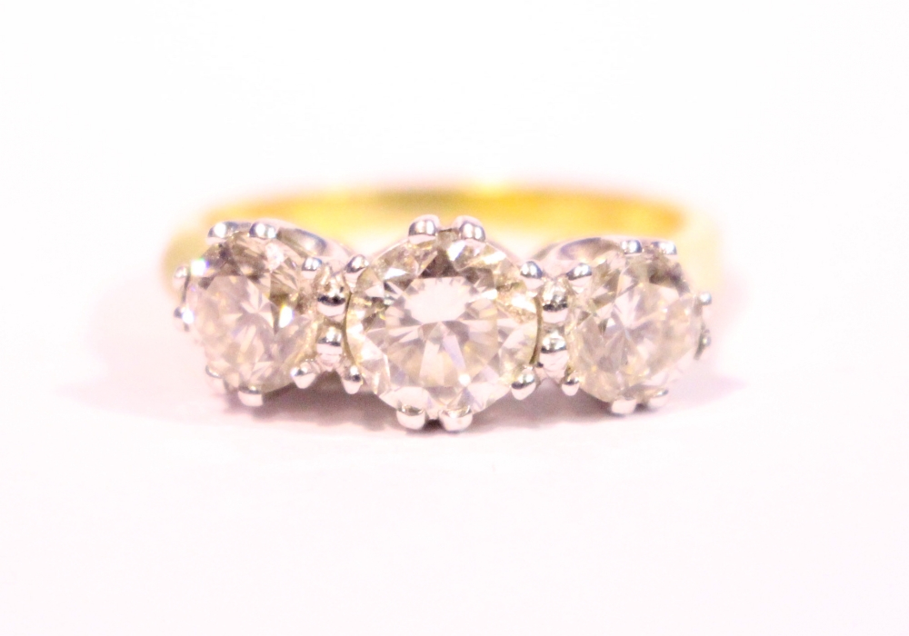 AN 18CT YELLOW GOLD 3 STONE DIAMOND RING, with round brilliant cut diamonds, 3.53cts diamonds
