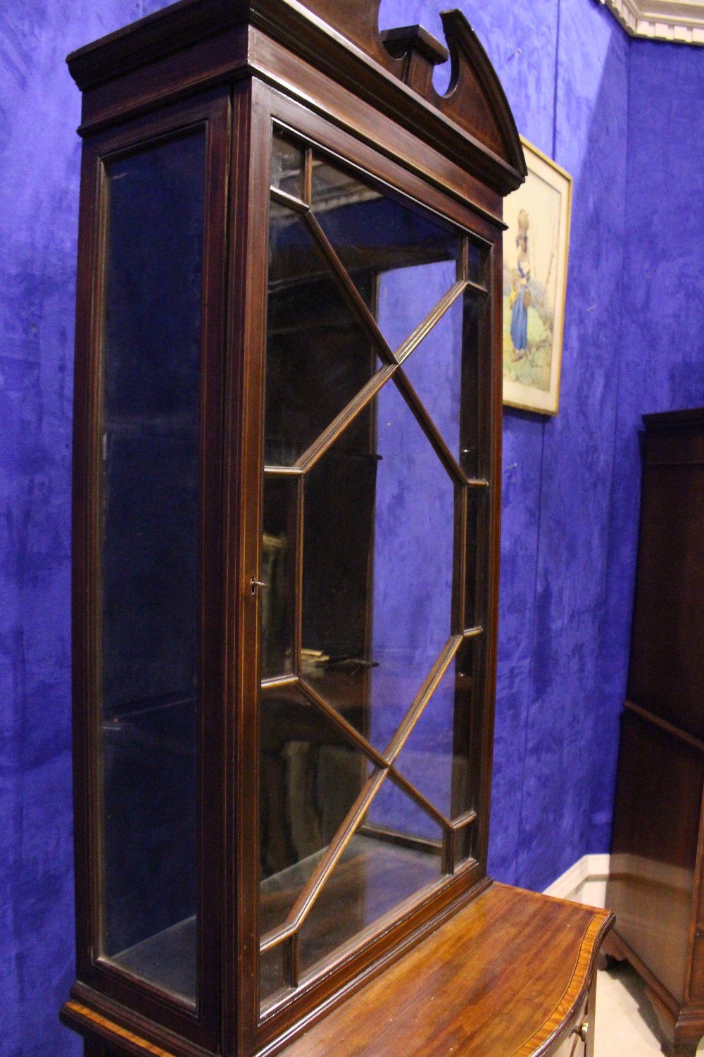 A GOOD QUALITY EDWARDIAN DISPLAY CABINET, Mahogany with satinwood inlaid detail, a single astragal - Image 5 of 5