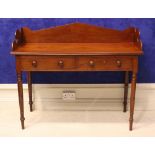 A GOOD QUALITY IRISH 19TH CENTURY HALL / SERVING TABLE, with a triangular three quarter raised