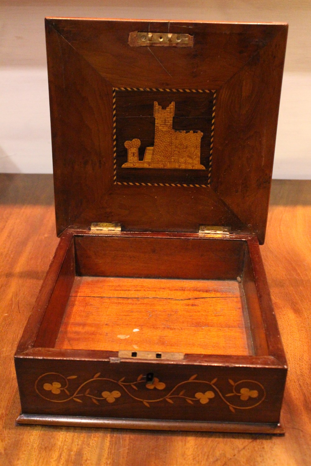 A VERY FINE 19TH CENTURY KILLARNEY-WARE BOX, with central inlaid motif of Muckross Abbey - Image 4 of 4