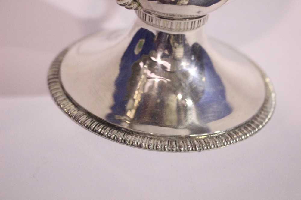 AN EARLY 20TH CENTURY IRISH SILVER TROPHY CUP, with gadrooned rim, two handles with floral detail to - Image 3 of 4