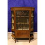 A VERY FINE EDWARDIAN BOW FRONTED GLAZED DISPLAY CABINET, with astragal glazed door, with tracery