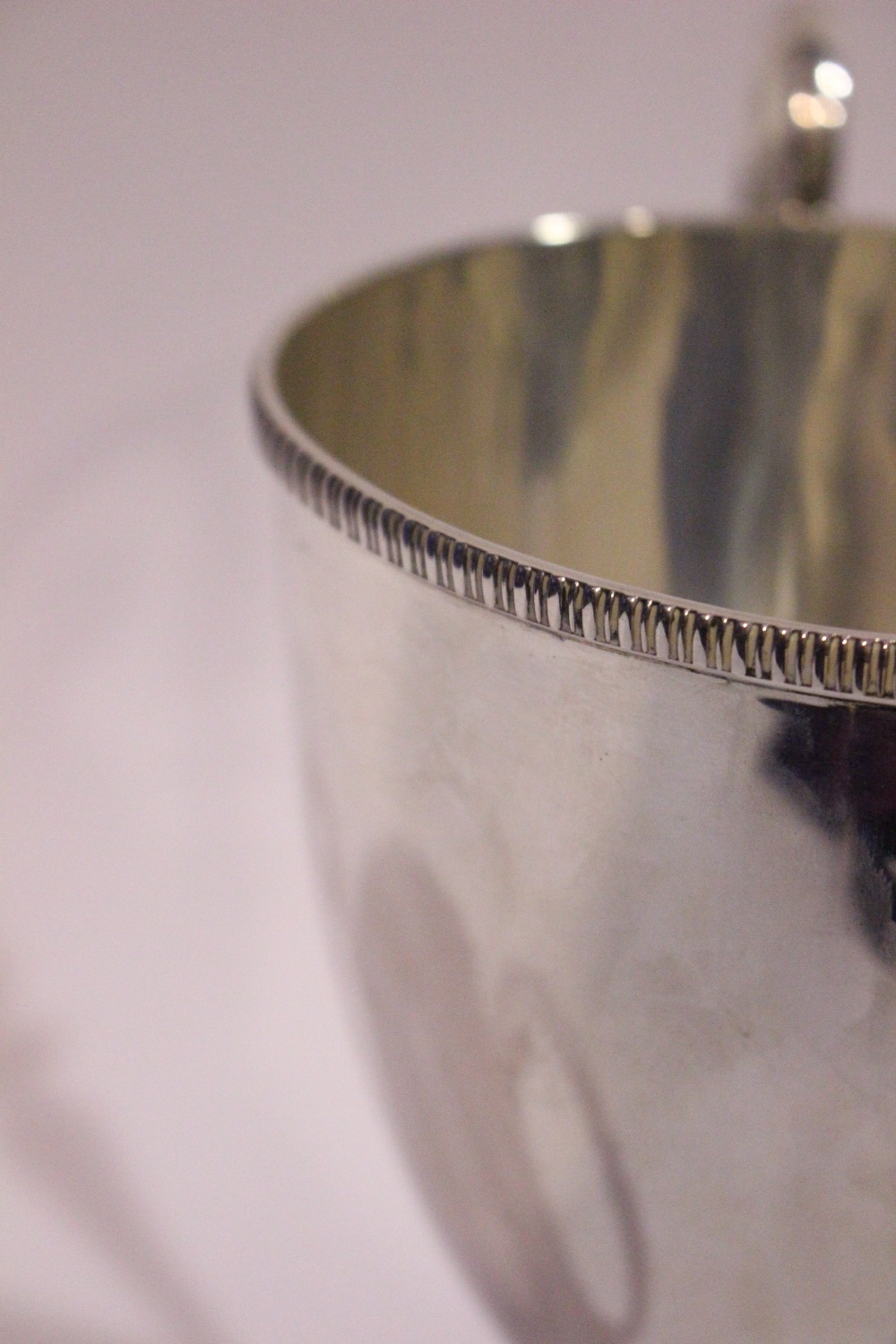 AN EARLY 20TH CENTURY IRISH SILVER TROPHY CUP, with gadrooned rim, two handles with floral detail to - Image 4 of 4