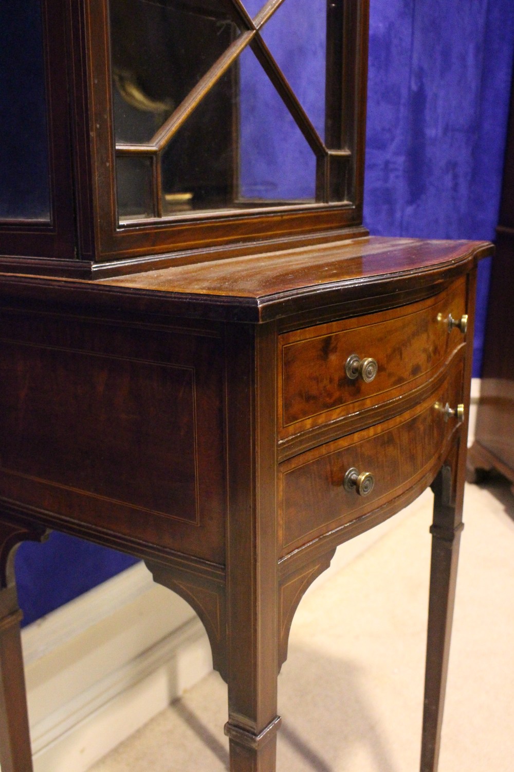 A GOOD QUALITY EDWARDIAN DISPLAY CABINET, Mahogany with satinwood inlaid detail, a single astragal - Image 4 of 5