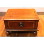 A FINE EDWARDIAN MAHOGANY SINGLE DRAWER JEWELLERY BOX, with inlaid detail to the top and drawer,