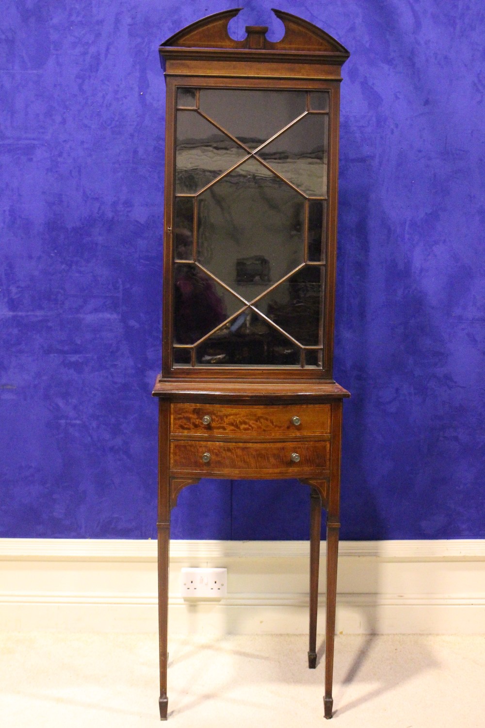 A GOOD QUALITY EDWARDIAN DISPLAY CABINET, Mahogany with satinwood inlaid detail, a single astragal