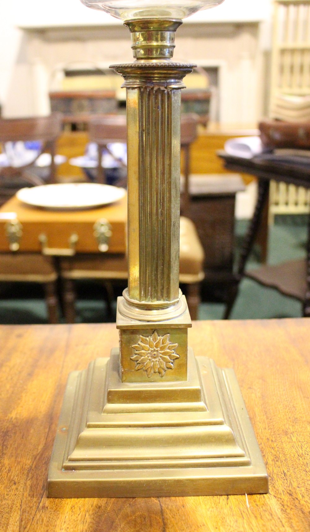 A VICTORIAN BRASS & GLASS OIL LAMP, with column base, clear glass reservoir, frosted glass shade & - Image 4 of 4