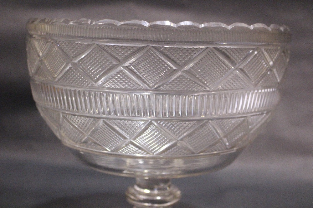 A VERY FINE EARLY 19TH CENTURY IRISH GLASS 'SALAD' / CENTRE BOWL, with a scalloped rim, with - Image 3 of 5