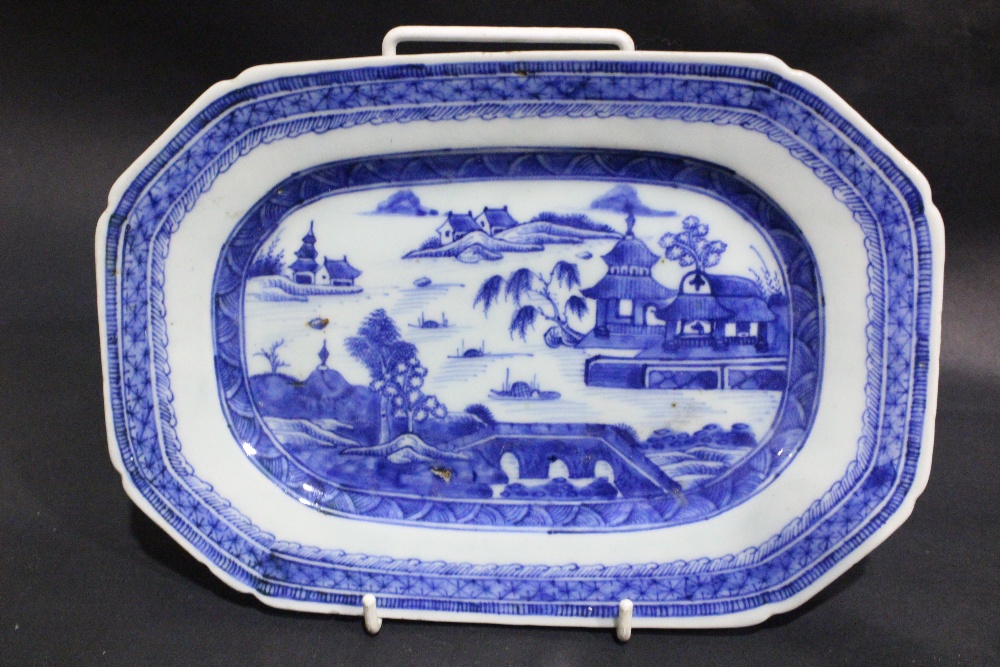 A COLLECTION OF 19TH CENTURY CHINESE EXPORT WARE (5) Serving dishes, includes one labelled ' - Image 11 of 16