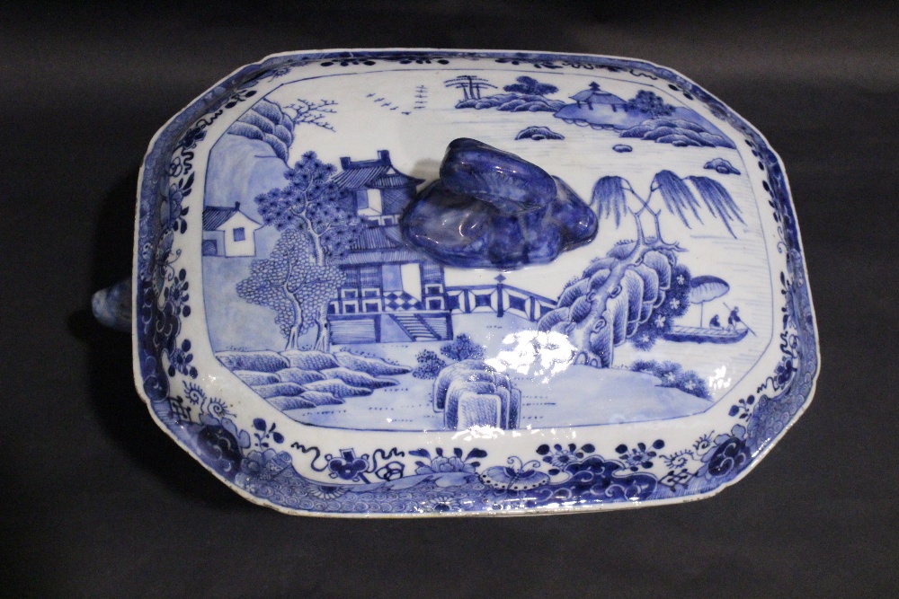 A LARGE 19TH CENTURY CHINESE EXPORT WARE TERRIN DISH, with lid, having blue & white 'Willow Pattern' - Image 2 of 6