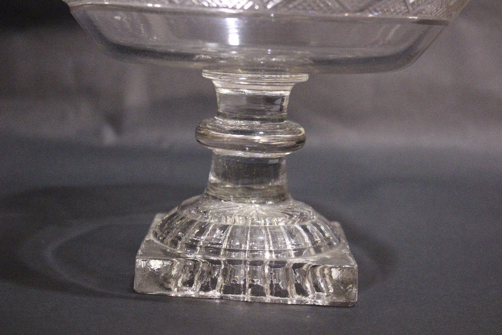 A VERY FINE EARLY 19TH CENTURY IRISH GLASS 'SALAD' / CENTRE BOWL, with a scalloped rim, with - Image 4 of 5