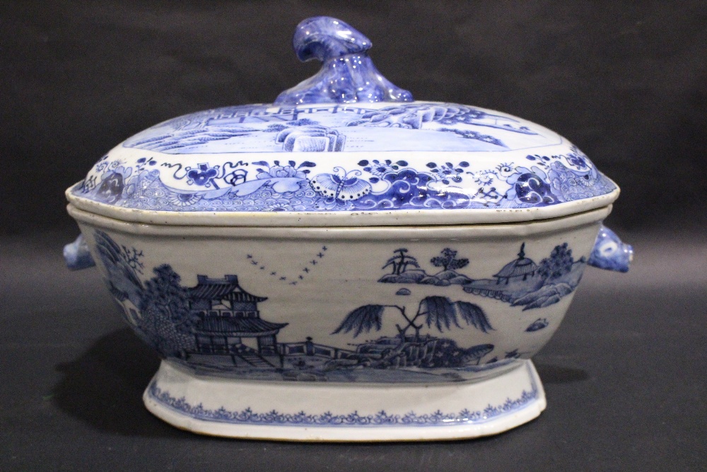 A LARGE 19TH CENTURY CHINESE EXPORT WARE TERRIN DISH, with lid, having blue & white 'Willow Pattern'