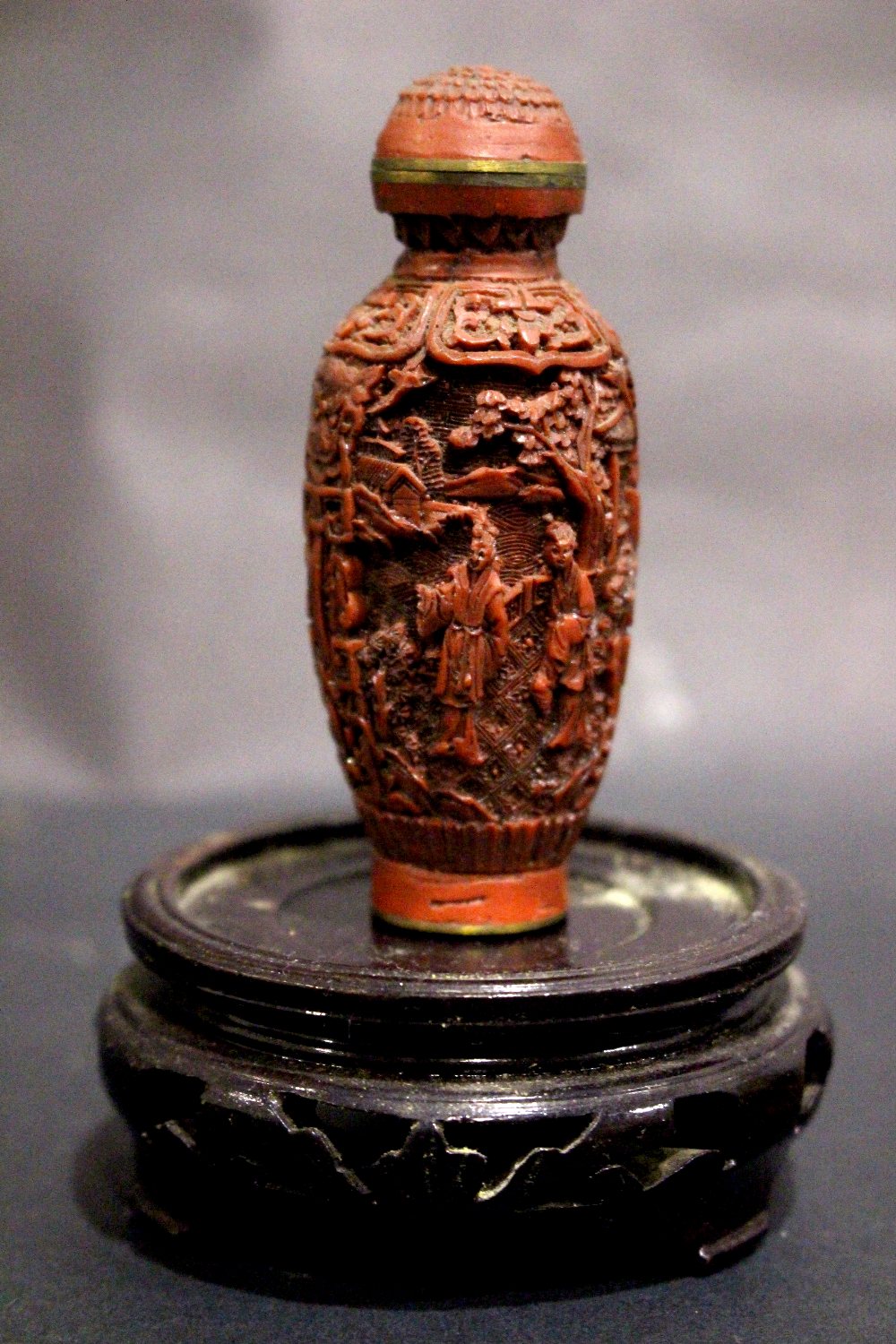 A CARVED CINNABAR & BRASS SNUFF BOTTLE, with inlaid brass character marks to the base, decorated - Image 2 of 7