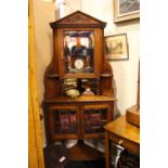 A VERY FINE EARLY 20TH CENTURY WALNUT CORNER CABINET, with bevelled glazed cabinet over 2 door