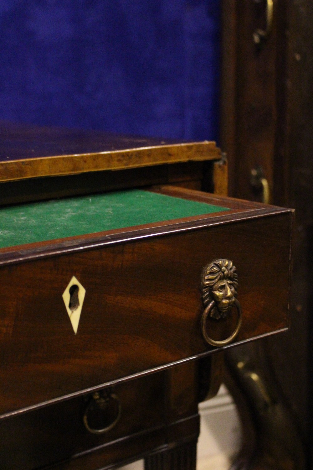 A VERY FINE EARLY 19TH CENTURY CROSSBANDED DROP LEAF WRITING TABLE, with a single drawer on each - Image 4 of 6