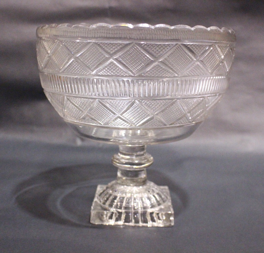 A VERY FINE EARLY 19TH CENTURY IRISH GLASS 'SALAD' / CENTRE BOWL, with a scalloped rim, with - Image 2 of 5