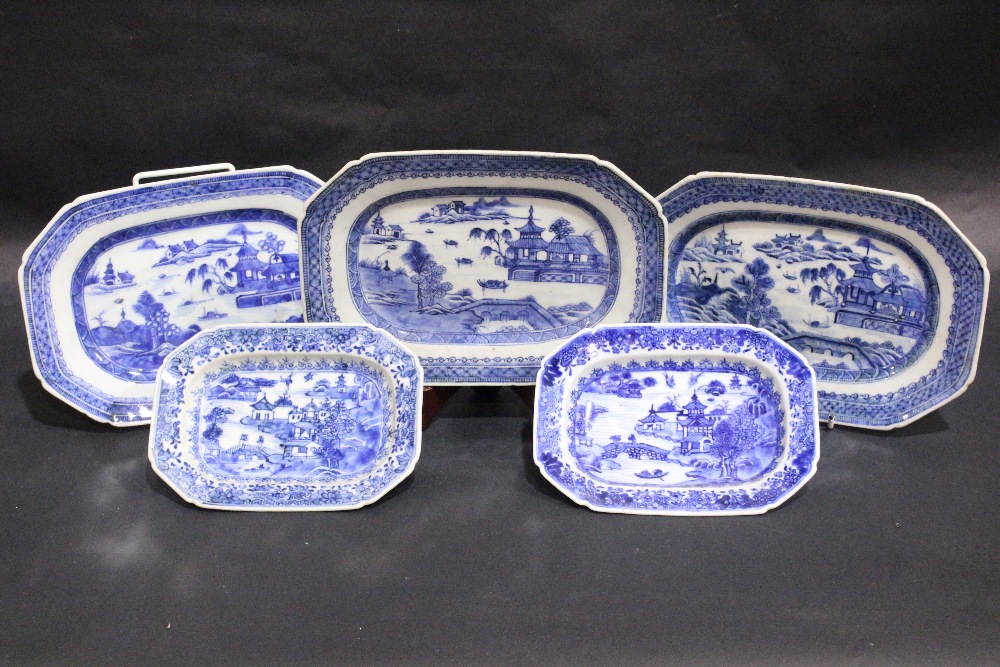 A COLLECTION OF 19TH CENTURY CHINESE EXPORT WARE (5) Serving dishes, includes one labelled '