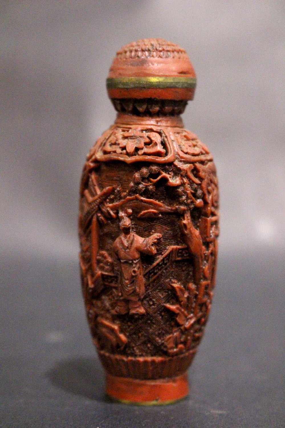 A CARVED CINNABAR & BRASS SNUFF BOTTLE, with inlaid brass character marks to the base, decorated - Image 4 of 7