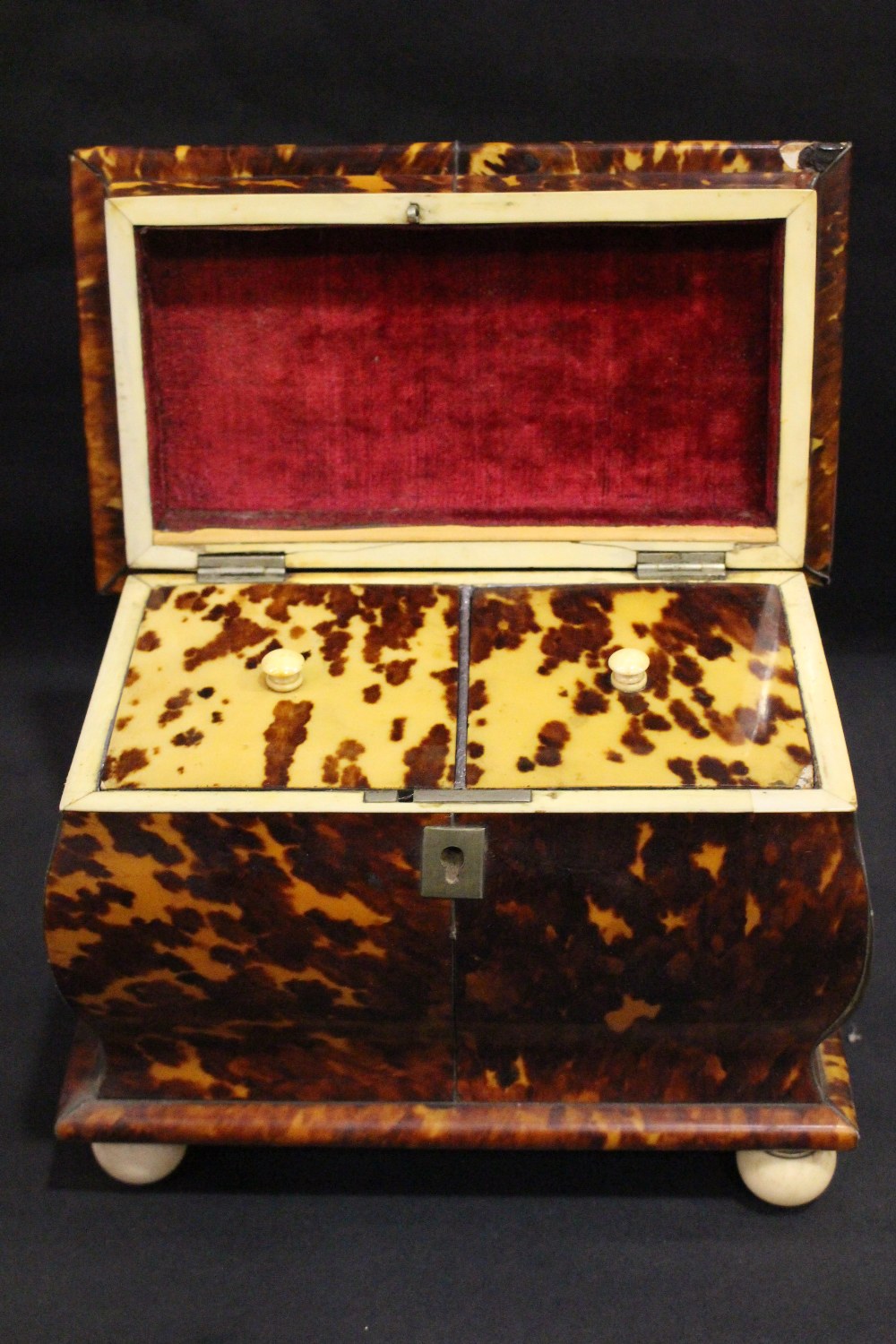 A REGENCY TORTOISE SHELL TEA CADDY, veneered with figured tortoise shell panels divided by silver - Image 4 of 6