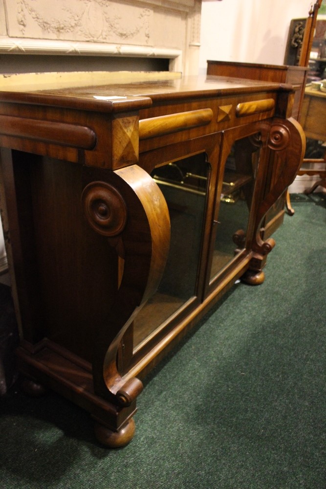 A GOOD MID 19TH CENTURY IRISH MAHOGANY CABINET, with 2 drawers above 2-door glazed cabinet