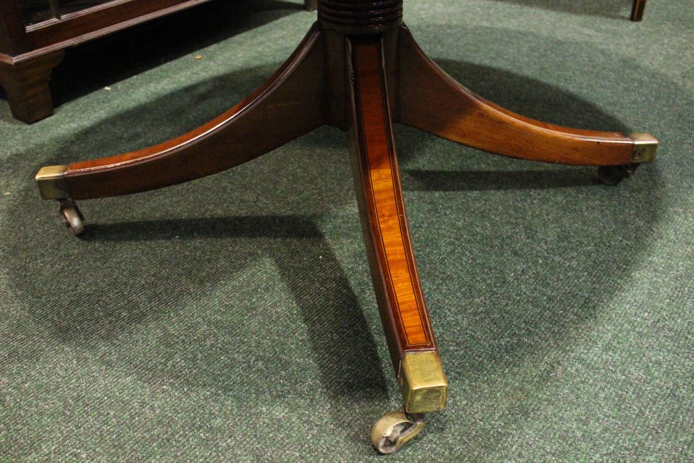 A LOW RISE REGENCY COFFEE TABLE, with crossbanded top, raised on a turned column support with four - Image 3 of 4