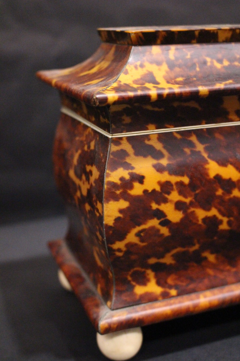 A REGENCY TORTOISE SHELL TEA CADDY, veneered with figured tortoise shell panels divided by silver - Image 3 of 6