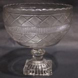 A VERY FINE EARLY 19TH CENTURY IRISH GLASS 'SALAD' / CENTRE BOWL, with a scalloped rim, with