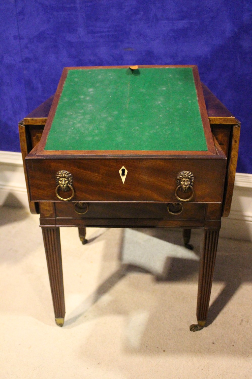 A VERY FINE EARLY 19TH CENTURY CROSSBANDED DROP LEAF WRITING TABLE, with a single drawer on each - Image 5 of 6