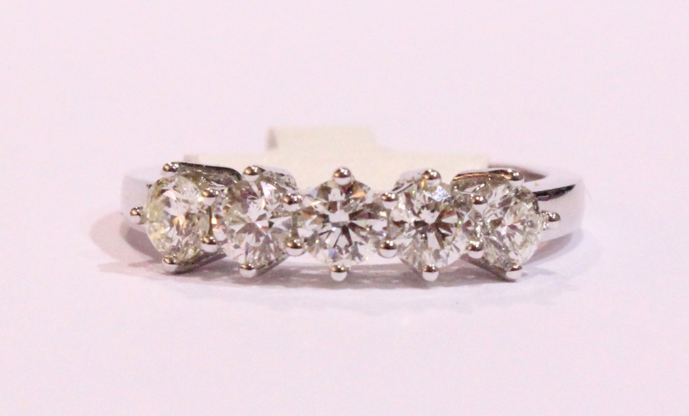 AN 18CT WHITE GOLD 5 STONE DIAMOND RING, 1.35cts