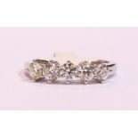 AN 18CT WHITE GOLD 5 STONE DIAMOND RING, 1.35cts