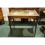 AN EDWARDIAN DISPLAY TABLE, with inlaid crossbanded top, glazed lift away lid, raised on tapered