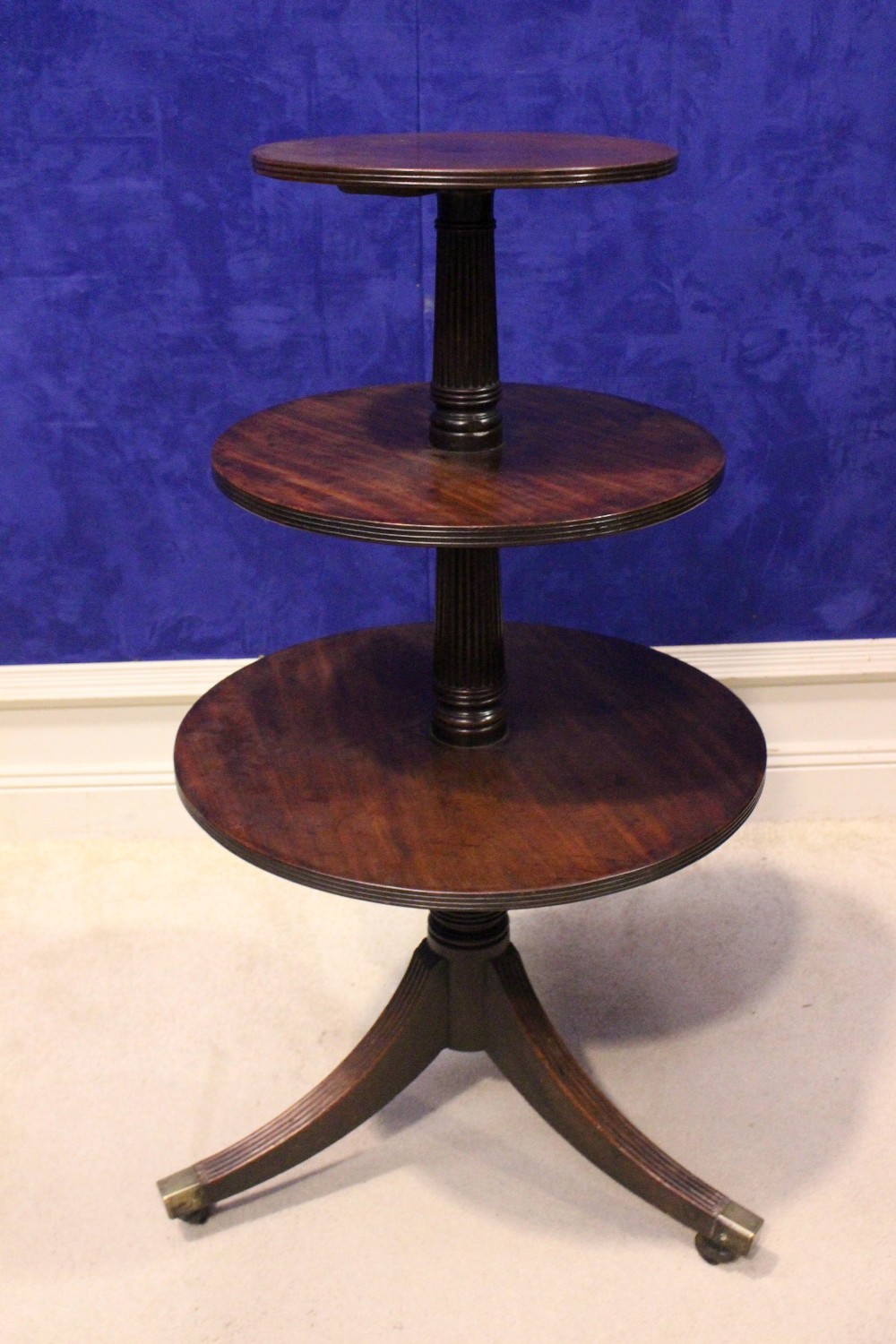 A VERY FINE IRISH GEORGIAN MAHOGANY ‘DUMB WAITER”, with fluted and turned column supports, 3 tiers