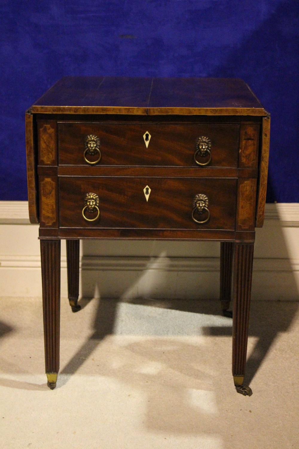 A VERY FINE EARLY 19TH CENTURY CROSSBANDED DROP LEAF WRITING TABLE, with a single drawer on each