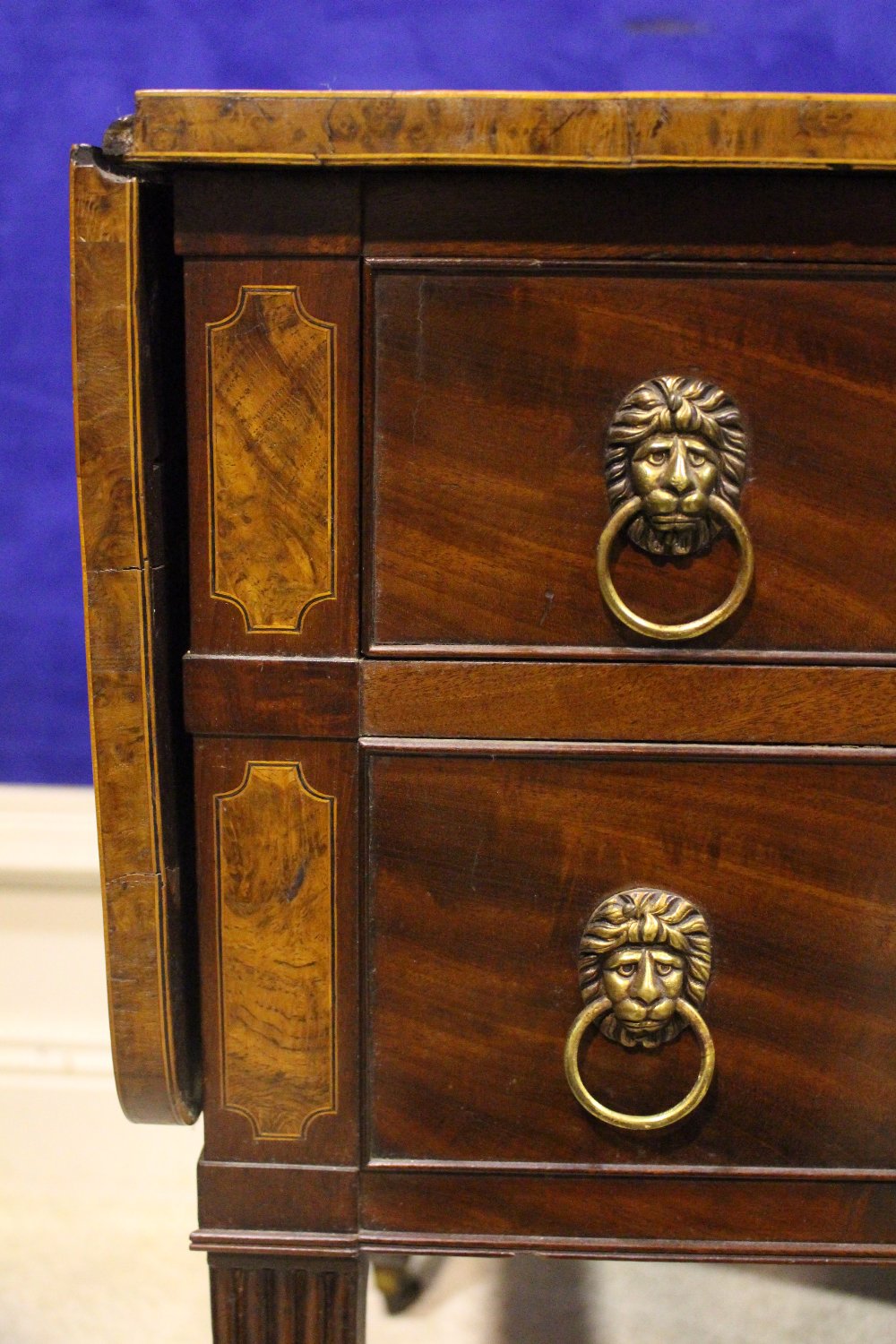 A VERY FINE EARLY 19TH CENTURY CROSSBANDED DROP LEAF WRITING TABLE, with a single drawer on each - Image 3 of 6